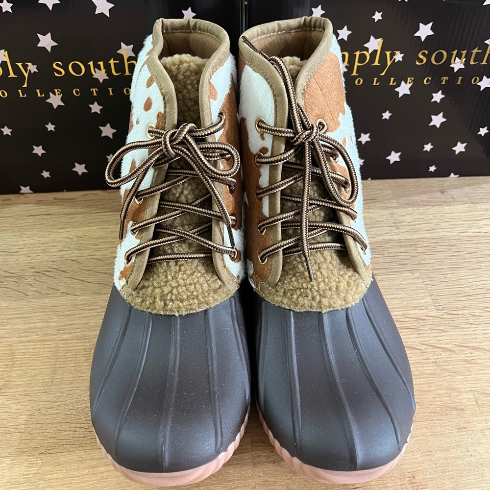 Simply Southern Brown Cow Print Duck Boots Size 8 New! - Picture 2 of 6